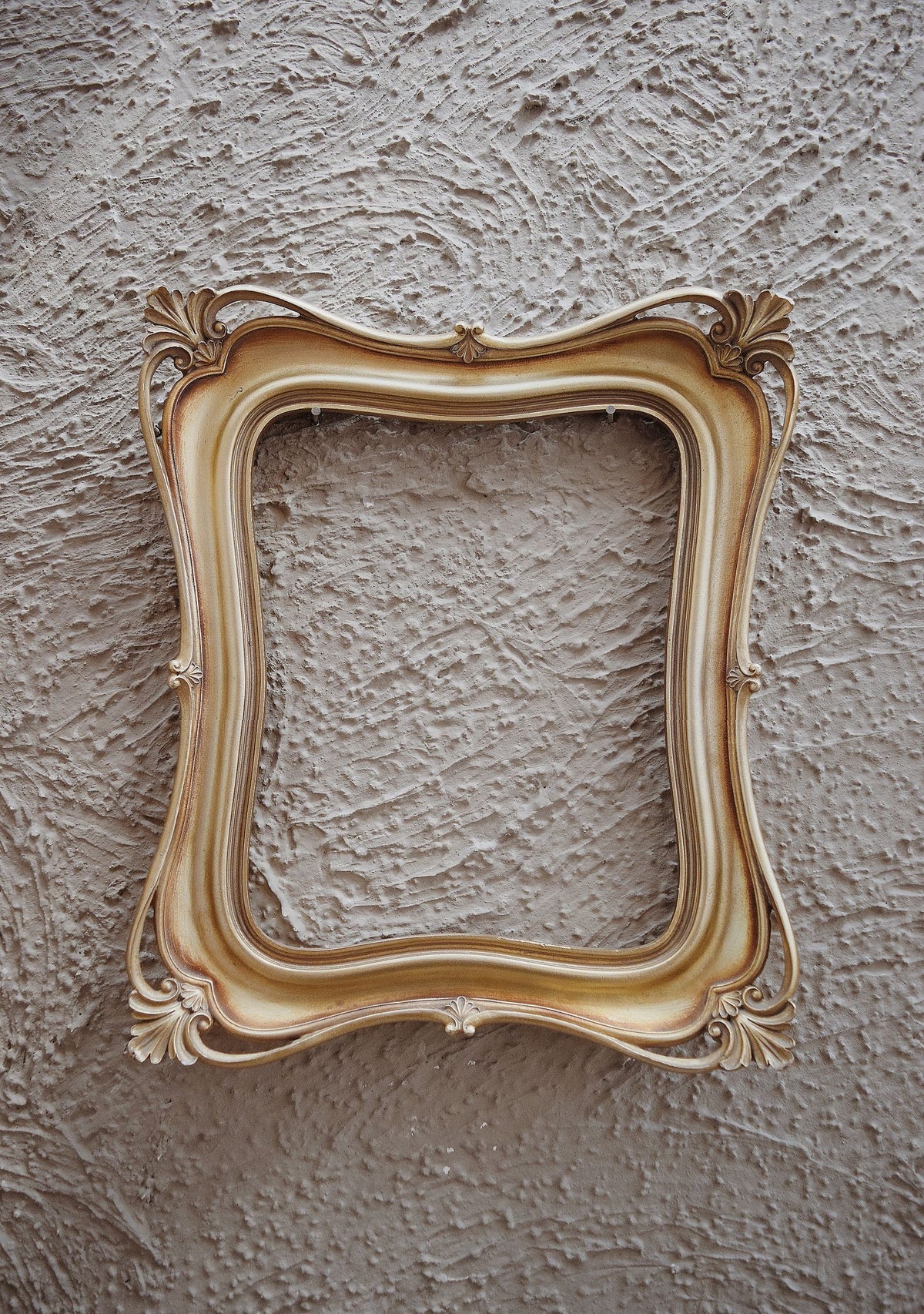White light switch plate on wall - dimming wall lights