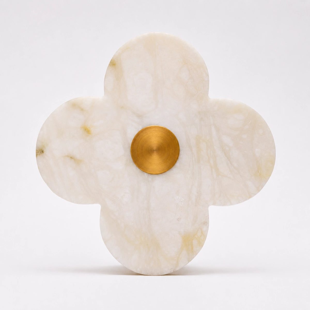 The Petalo alabaster clover wall sconce with brushed brass, front view