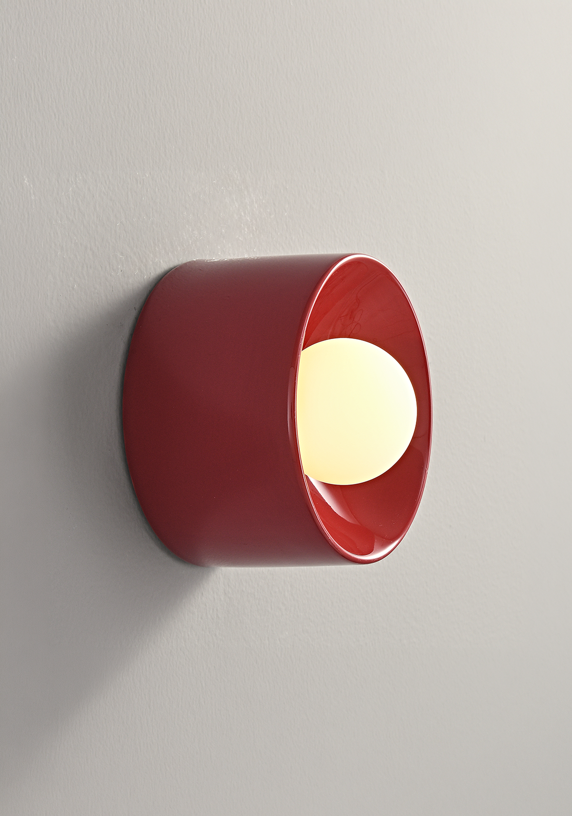 The Volta ceramic wall sconce in pink finish